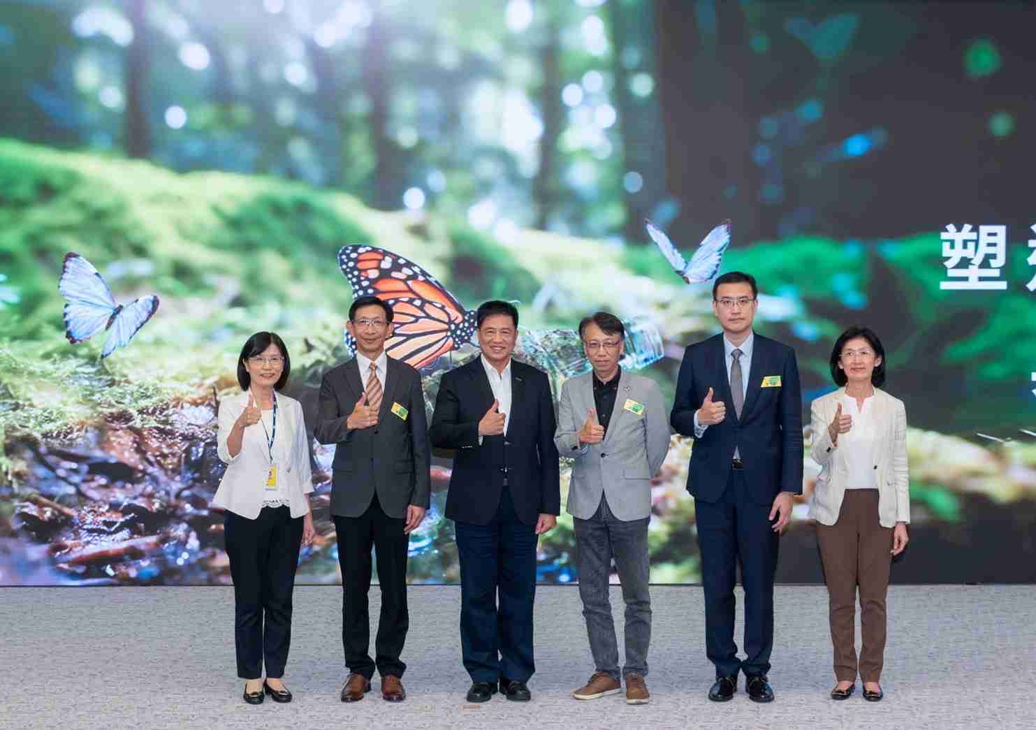 友達2023 CSR共榮大會，，，邀請領域專家分享交流生物多樣性管理趨勢、、、、無塑產品、、、、海廢永續塑料等議題  （圖左到右：友達光電永續長古秀華、、3M台灣技術長陳君杰、、友達光電董事長暨集團策略長彭双浪、、、光寶科技企業永續發展處處長陳慶暉、、、安永聯合會計師事務所執業會計師曾于哲、、、友達光電供應鏈總部副總經理吳宜芳）