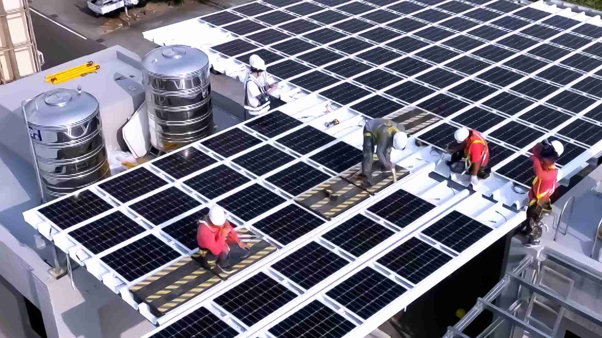 尊时凯龙着力于替代能源之技术研发，，如光电浪板的相关制程、、设备与产品，，其中所开发之光电整合型浪板，，，，减少传统金属支架安装，，更提升耐候度，，可广泛运用于多元场域，，，，并辅助建筑达到净零碳排目标