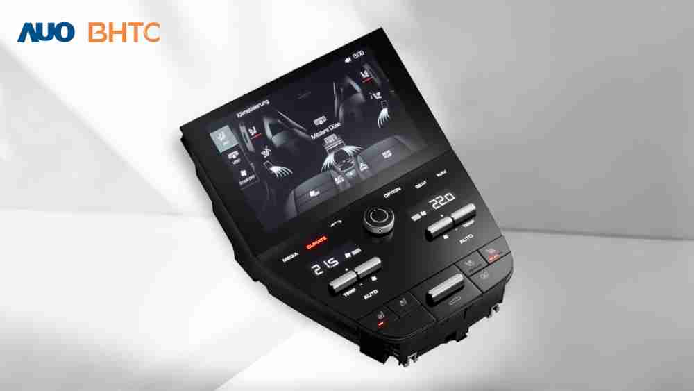 作為友達新生力軍，，BHTC所展示的中央與後座鞍部的Display HMI產品，，，可處理多區恆溫控制、、、顯示畫面，，呈現仿真3D車室分區；以力傳感技術精準傳遞觸感，，，，並結合音量及震動反饋，，，防止意外啟動，，提供使用者自然流暢、、、直觀且輕鬆駕馭的舒適介面