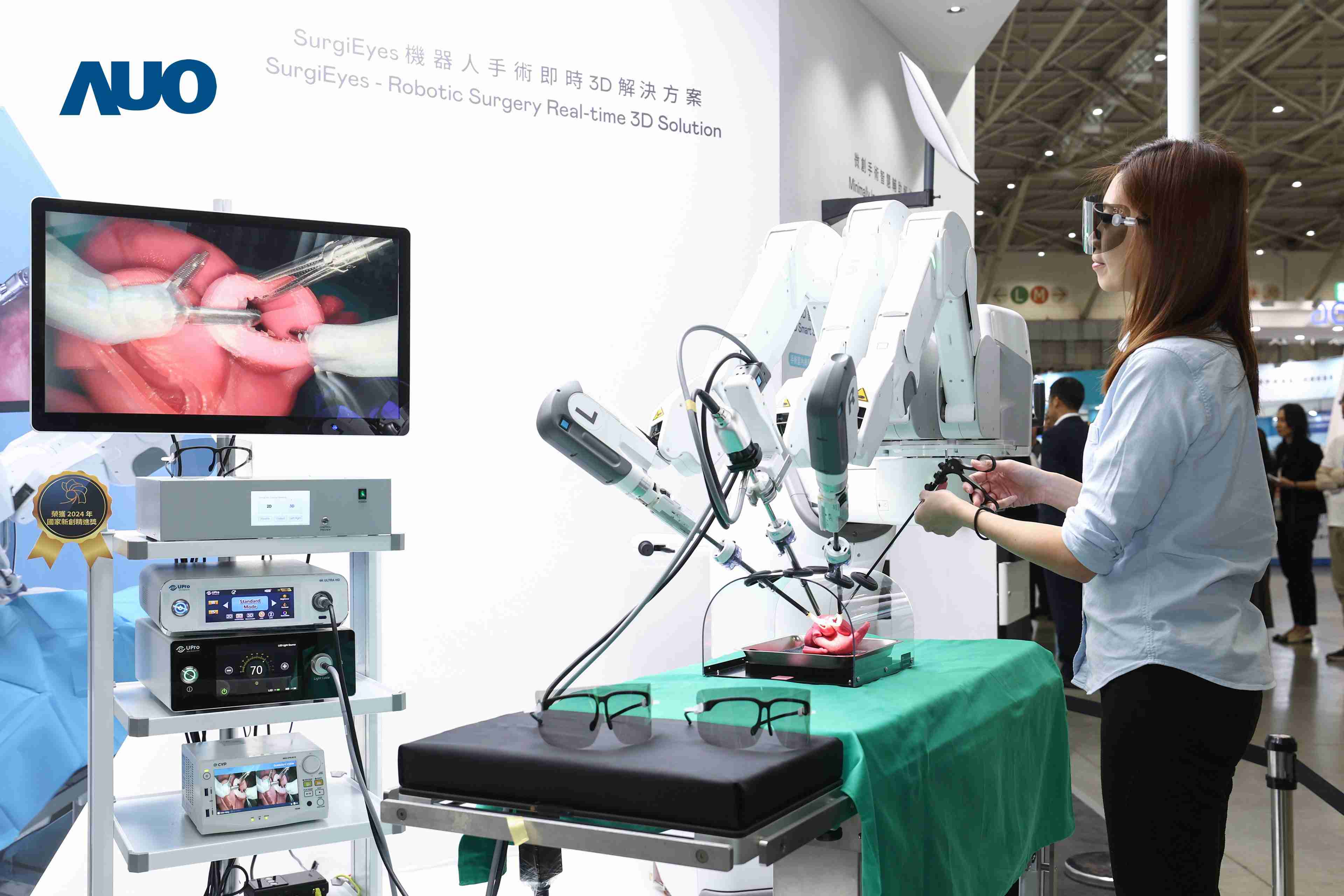 达擎以领先的3D显示技术推出〝SurgiEyes机器人手术实时3D解决方案〞，，整合先进3D图像处理与独家3D垂直宽视角、、、、广色域的显示技术，，，，手术团队可实时同步主刀医师视角看到清晰3D影像，，，提升沟通效率与安全性。。。。